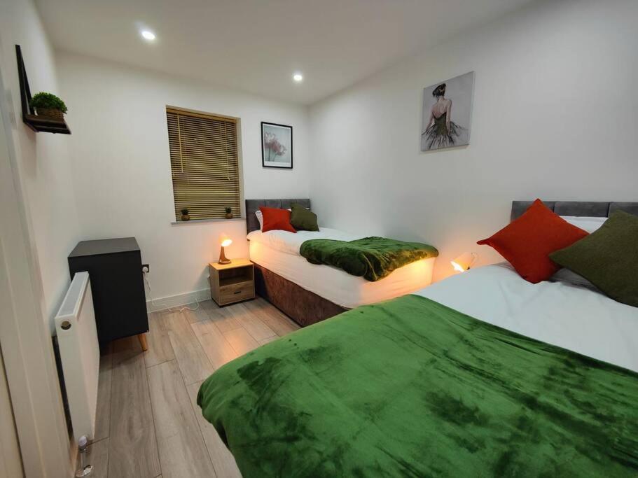 7 Guests - 4 Bedroom - Free Wi-Fi - Кетъринг Екстериор снимка