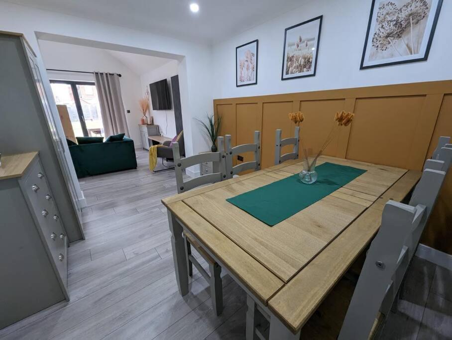 7 Guests - 4 Bedroom - Free Wi-Fi - Кетъринг Екстериор снимка