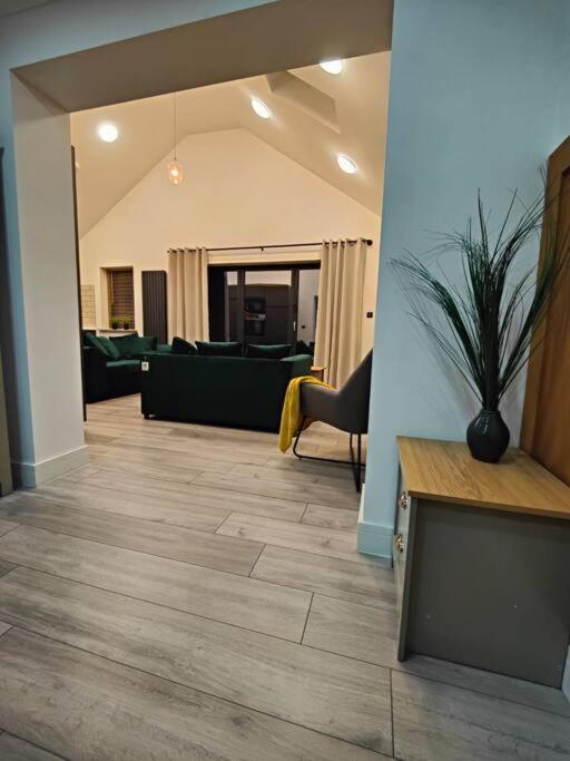 7 Guests - 4 Bedroom - Free Wi-Fi - Кетъринг Екстериор снимка