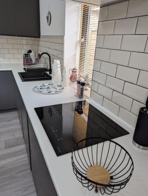 7 Guests - 4 Bedroom - Free Wi-Fi - Кетъринг Екстериор снимка