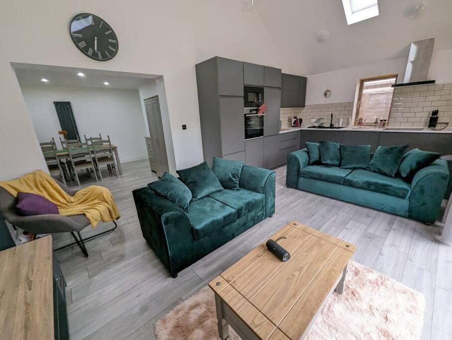 7 Guests - 4 Bedroom - Free Wi-Fi - Кетъринг Екстериор снимка