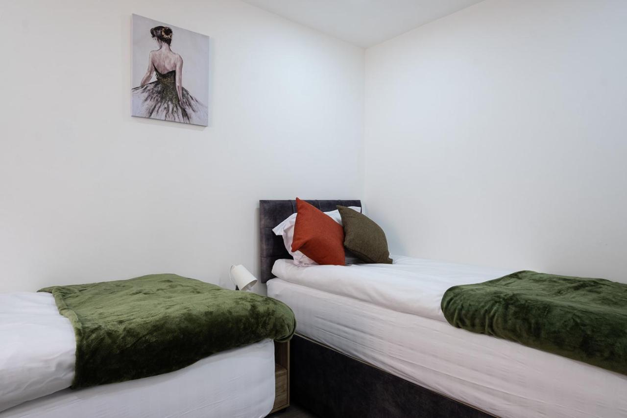7 Guests - 4 Bedroom - Free Wi-Fi - Кетъринг Екстериор снимка