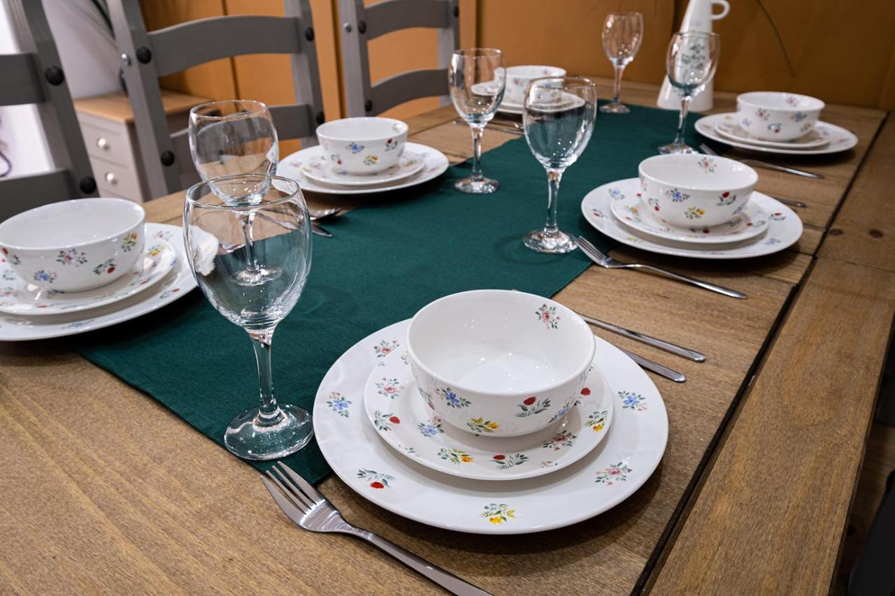 7 Guests - 4 Bedroom - Free Wi-Fi - Кетъринг Екстериор снимка