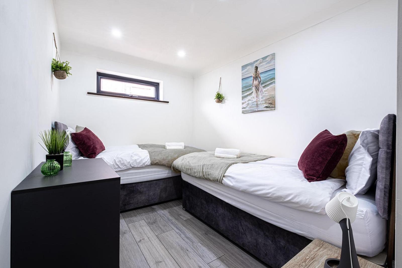 7 Guests - 4 Bedroom - Free Wi-Fi - Кетъринг Екстериор снимка